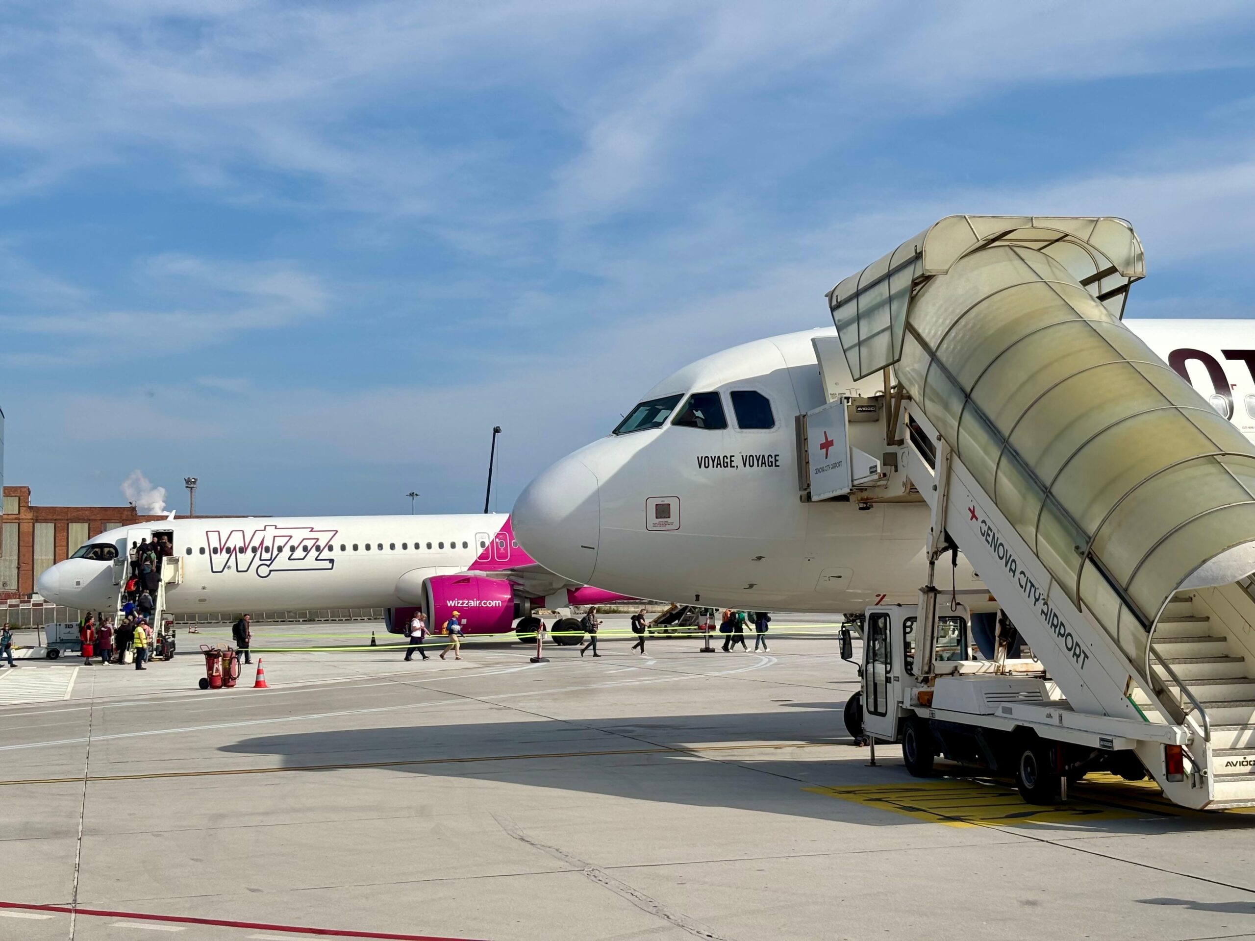 aerei parcheggiati all'aeroporto di genova