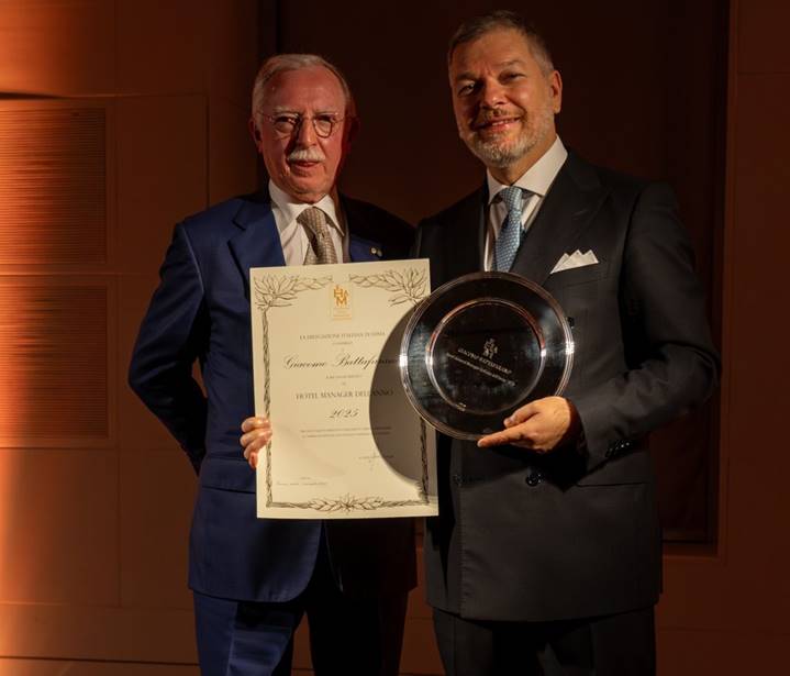 hotel manager dell'anno 2025 giacomo battafarano con ezio indiani