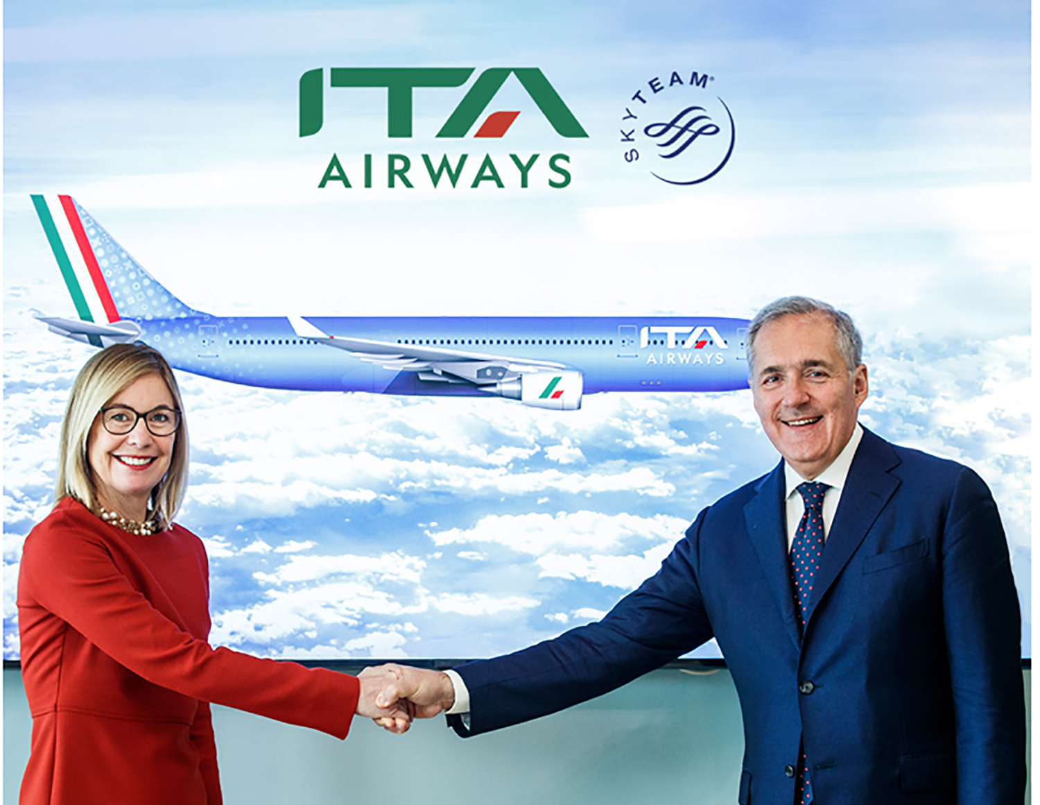 Kristin Colvile e Alfredo Altavilla siglano l'accordo tra Ita Airways e Sky Team