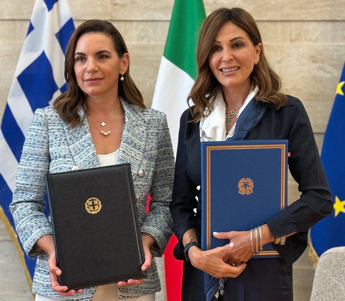 la ministra del Turismo italiana Daniela Santanchè e la sua omologa greca, Olga Kefalogianni,
