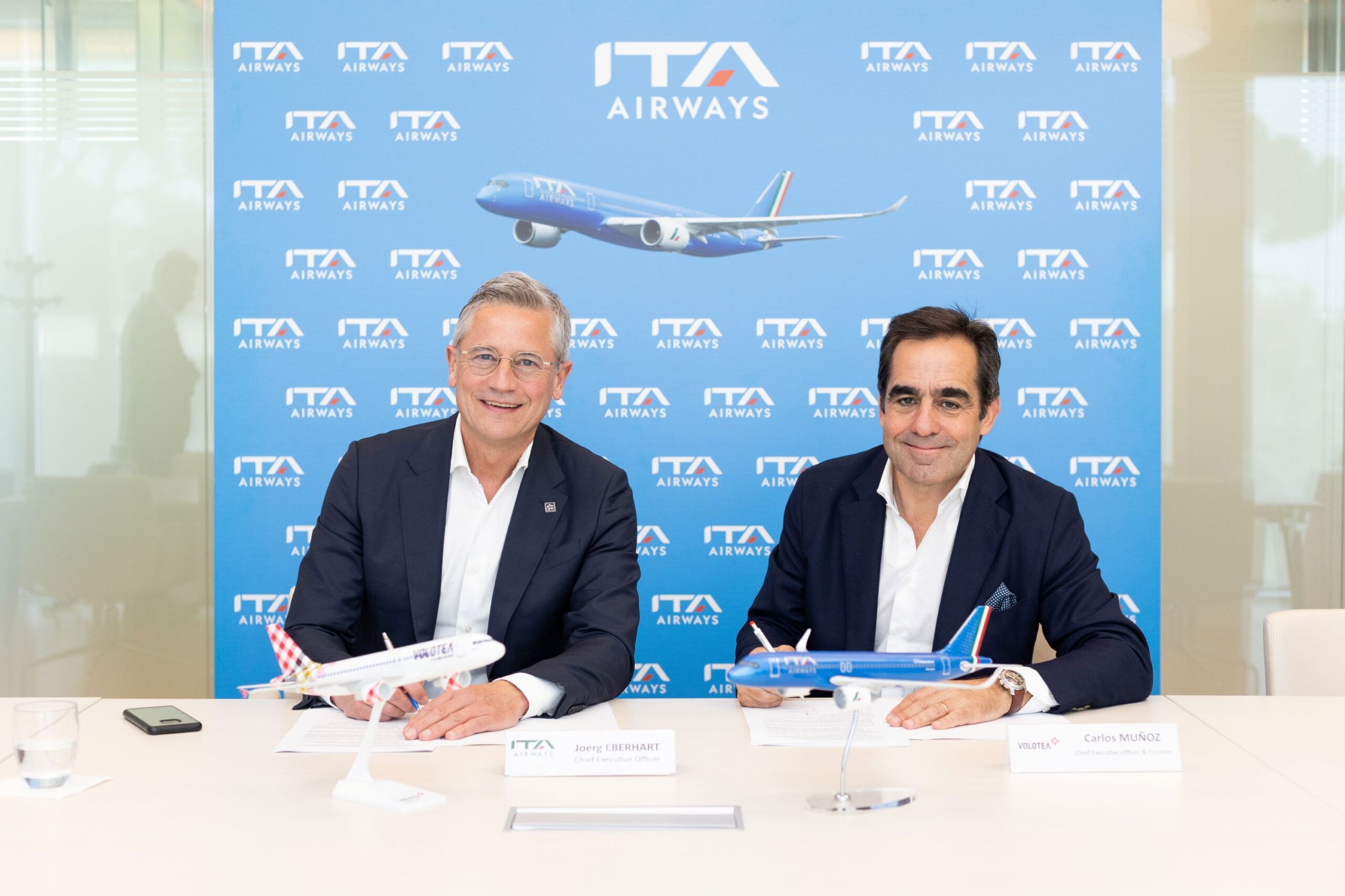 da sinistra_Joerg Eberhart,Amministratore Delegato e Direttore Generale di ITA Airways_ Carlos Muñoz, fondatore e CEO di Volotea (2)