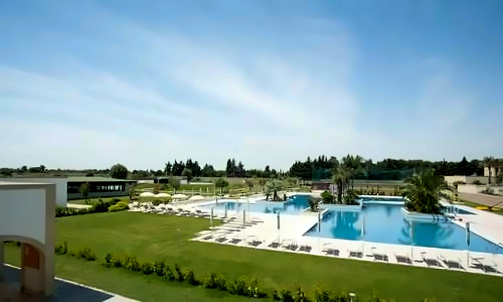 piscina corte salento