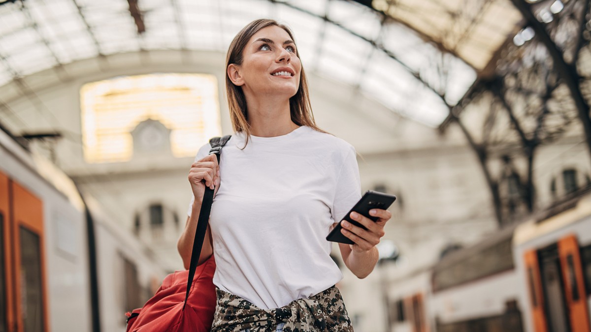 ragazza in stazione per la montagna